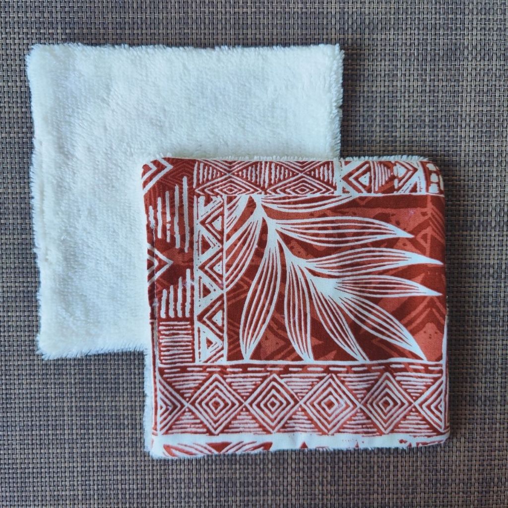 Lingette lavable 10 x 10, une face en tissu tahitien tribal en coton et une face en éponge bambou tout doux. 