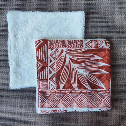Lingette lavable 10 x 10, une face en tissu tahitien tribal en coton et une face en éponge bambou tout doux. 
