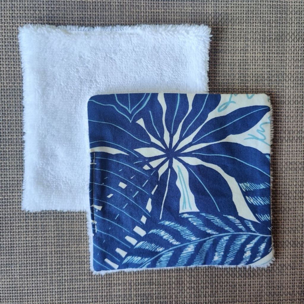 Lingette lavable 13 x 13, une face en tissu tahitien tropical bleu en coton et une face en éponge bambou tout doux. 
