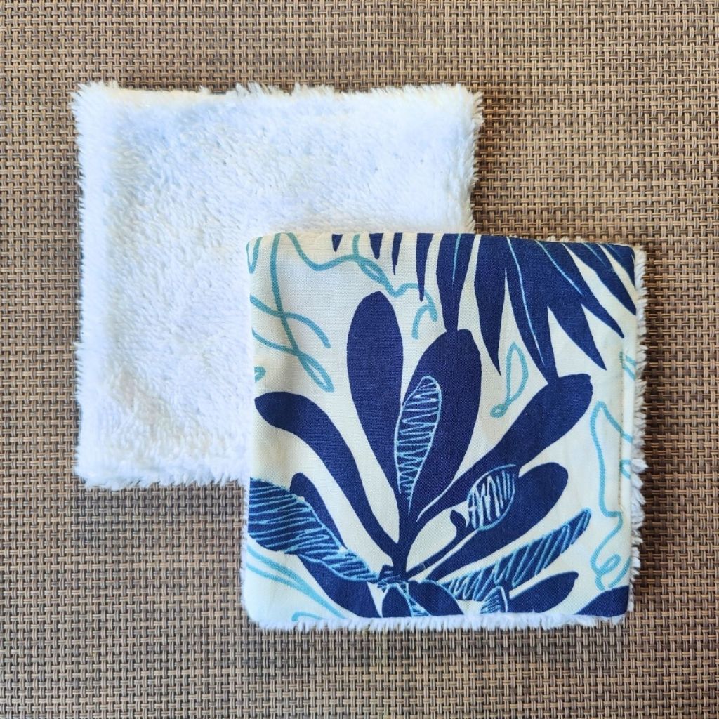 Lingette lavable 10 x 10, une face en tissu tahitien tropical bleu en coton et une face en éponge bambou tout doux. 