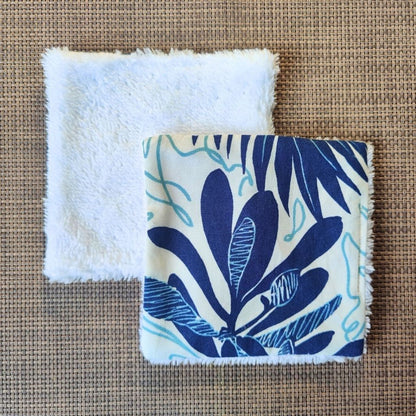 Lingette lavable 10 x 10, une face en tissu tahitien tropical bleu en coton et une face en éponge bambou tout doux. 