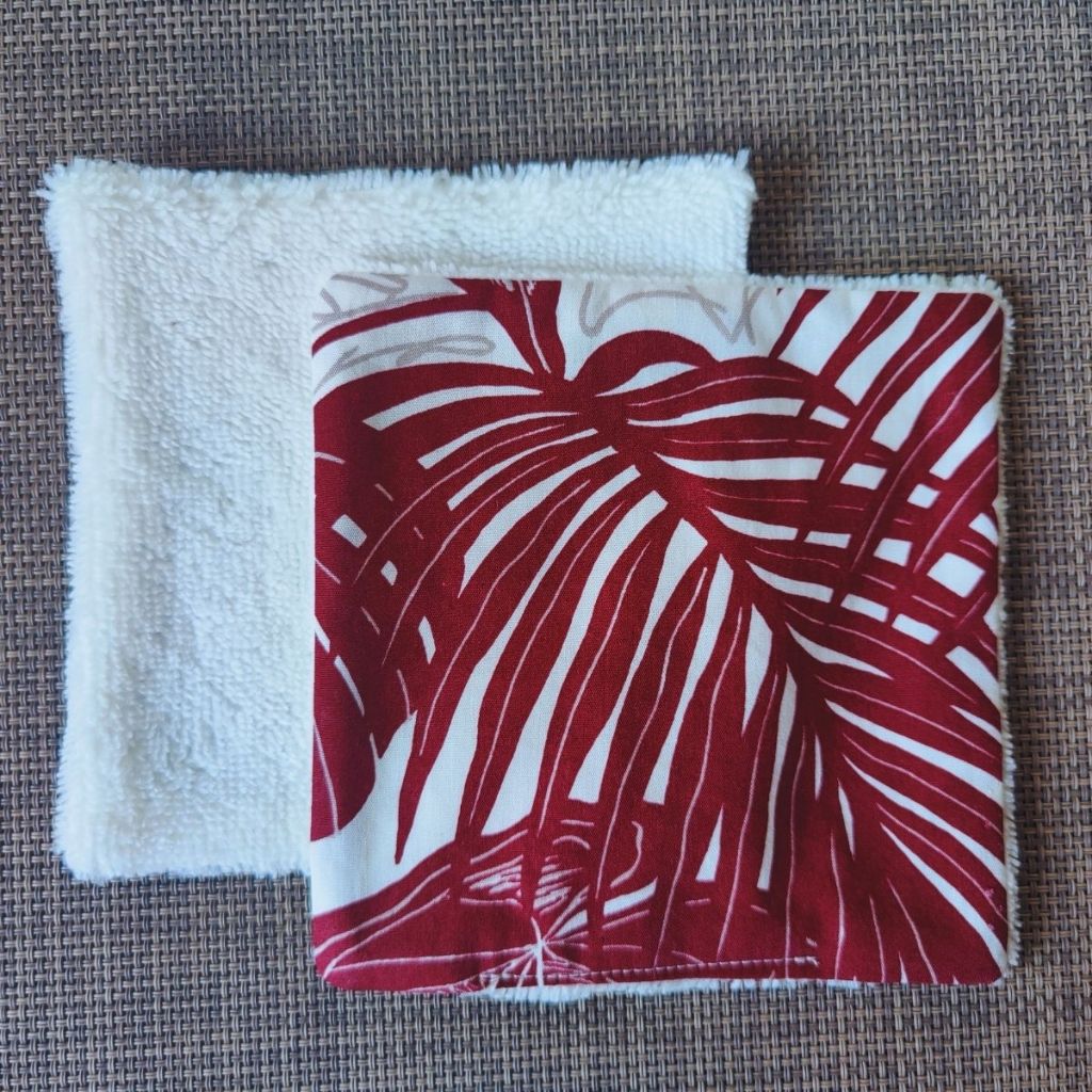 Lingette lavable 13 x 13, une face en tissu tahitien tropical rouge en coton et une face en éponge bambou tout doux. 