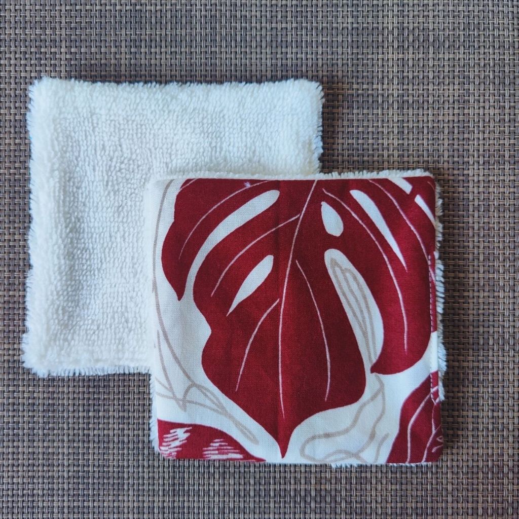 Lingette lavable 10 x 10, une face en tissu tahitien coton tropical rouge et une face en éponge bambou tout doux. 