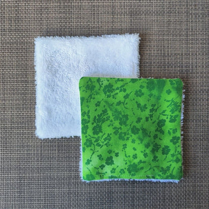 Lingette lavable 10 x 10, une face en tissu tahitien coton tropical vert et une face en éponge bambou tout doux. 