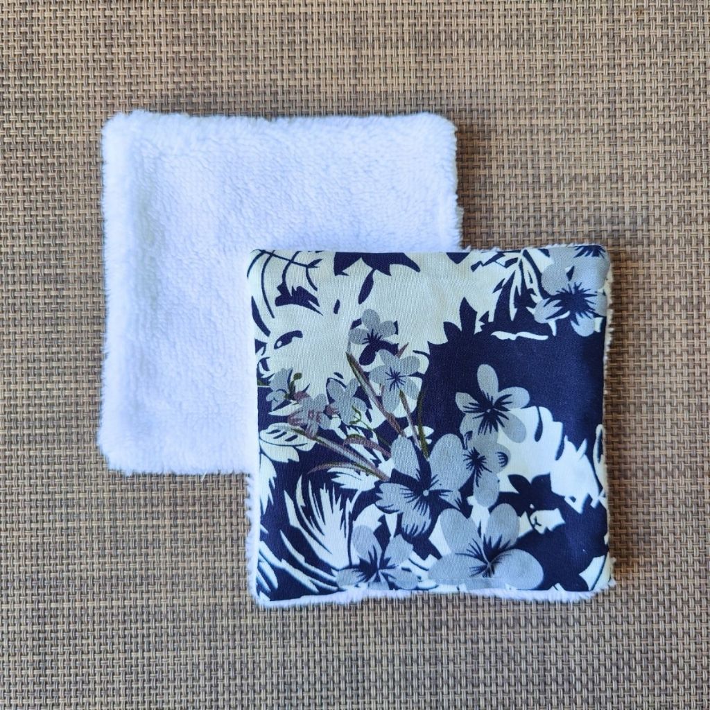 Lingette lavable 10 x 10, une face en tissu tahitien tropical en coton et une face en éponge bambou tout doux. 