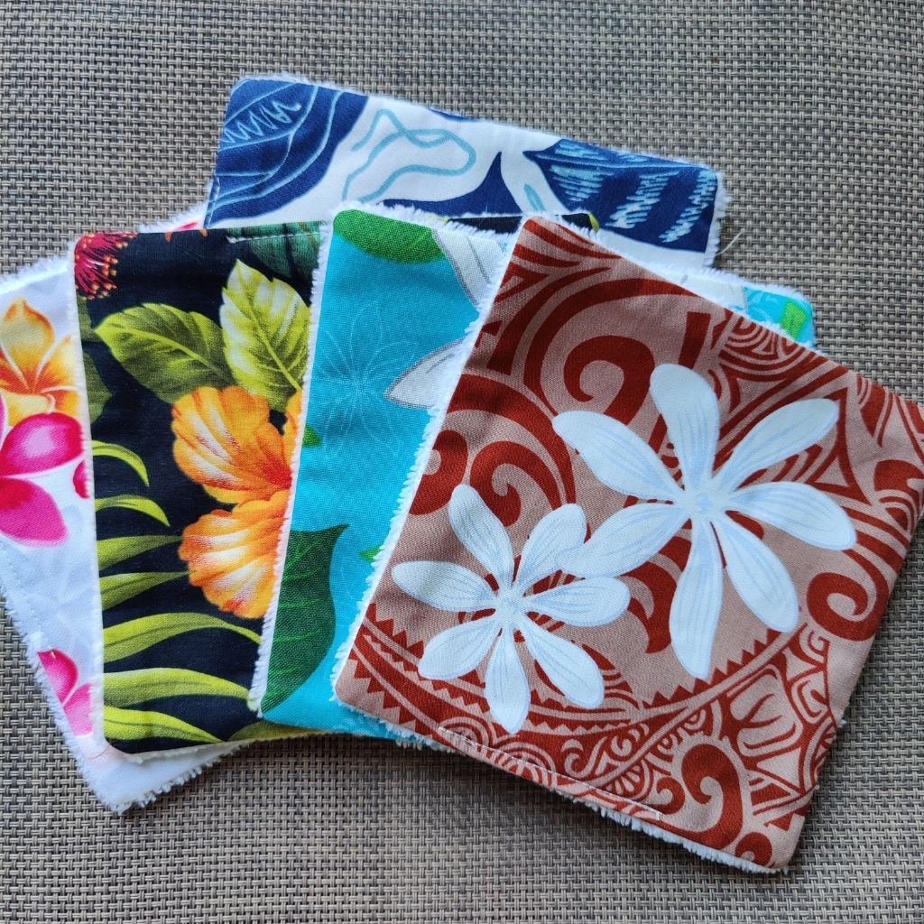 Lot de lingettes lavables 13 x 13, une face en tissu tahitien en coton et une face en éponge bambou tout doux. 
