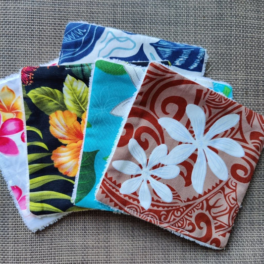 Lot de lingettes lavables 13 x 13, une face en tissu tahitien en coton et une face en éponge bambou tout doux. 