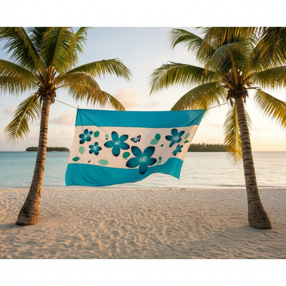 Paréo bleu turquoise suspendu entre deux palmiers