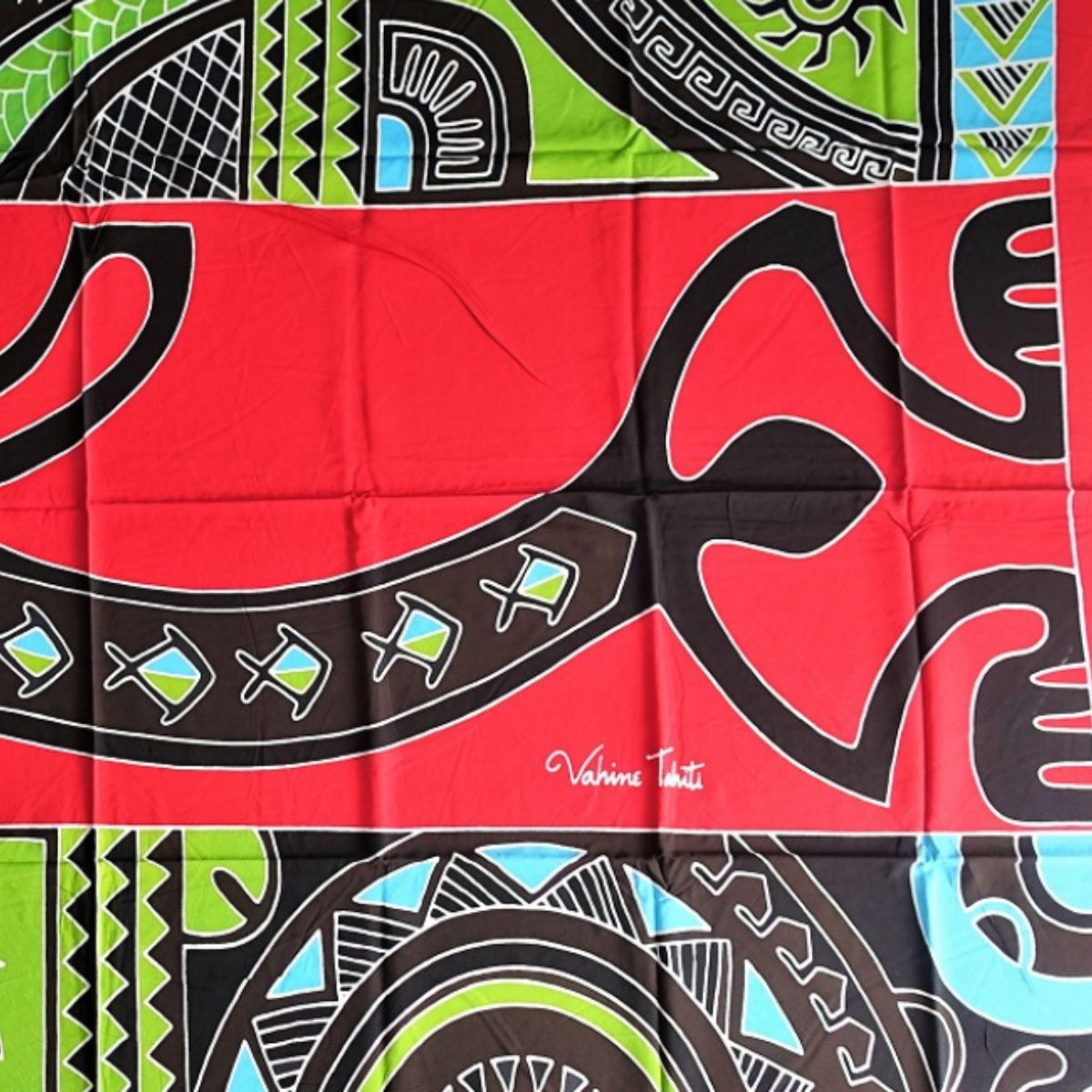 Paréo polynésien en fibranne représentant un geckko margouillat stylisé et des motifs polynésiens colorés