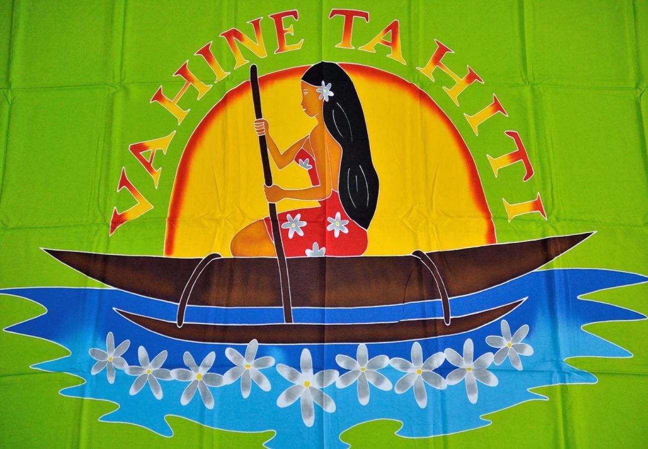 Paréo polynésien en fibranne représentant une vahiné dans sa pirogue sur le lagon de Tahiti