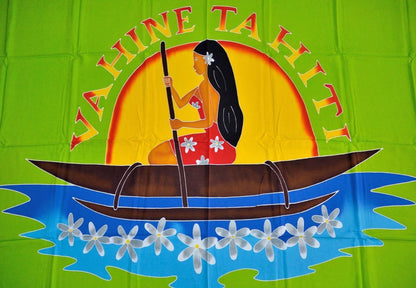 Paréo polynésien en fibranne représentant une vahiné dans sa pirogue sur le lagon de Tahiti