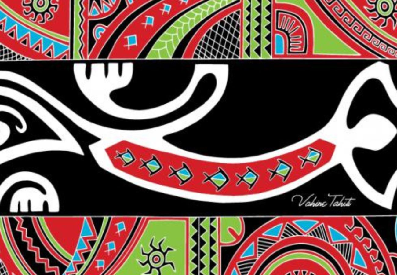 Paréo polynésien en fibranne représentant un geckko margouillat stylisé et des motifs polynésiens colorés