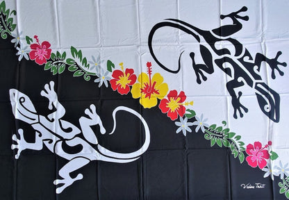 Paréo artisanal polynésien margouillats stylisés noir et blanc et fleurs tropicales. Peint à la main.