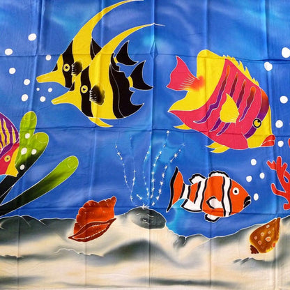 Détails du paréo en fibranne peint à la main  poissons tropicaux. Léger, coloré inspiré des lagons polynésiens. 175 x 115 cm