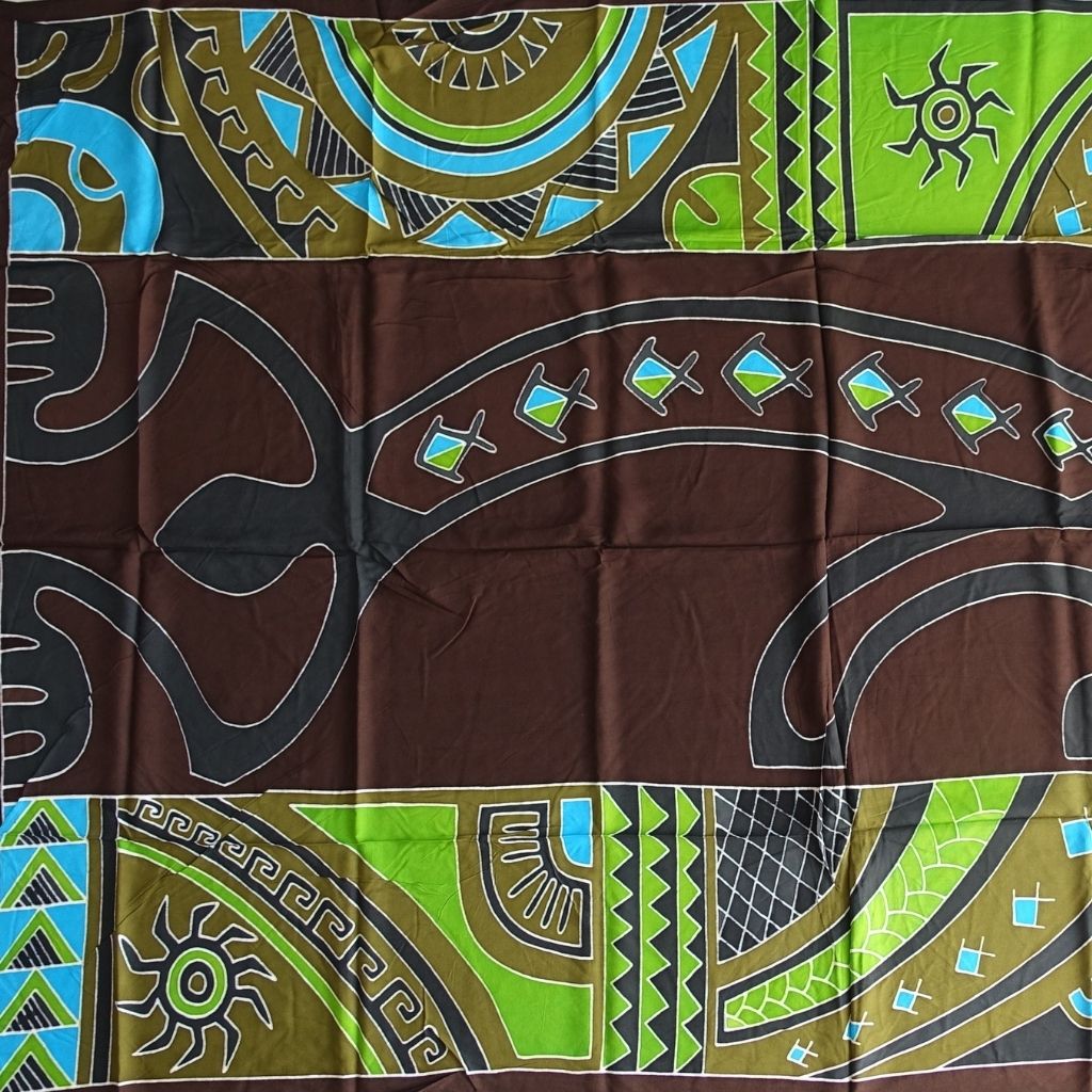 Paréo polynésien en fibranne représentant un geckko margouillat stylisé et des motifs polynésiens colorés
