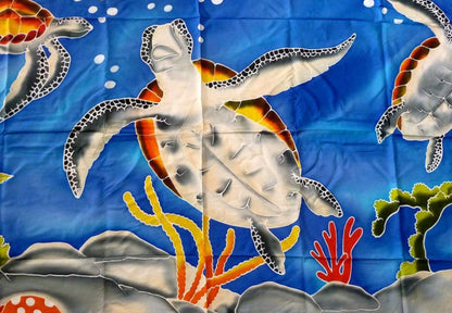 Paréo tortues marines en fibranne. Paréo d'inspiration polynésienne, léger et fluide, paeint en Indonésie. Confection artisanale