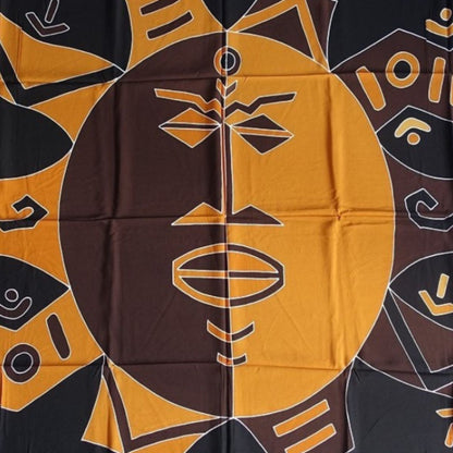 Paréo en fibranne peint à la main représentant une soleil tribal inspiré des arts polynésiens. Léger, original et décoratif