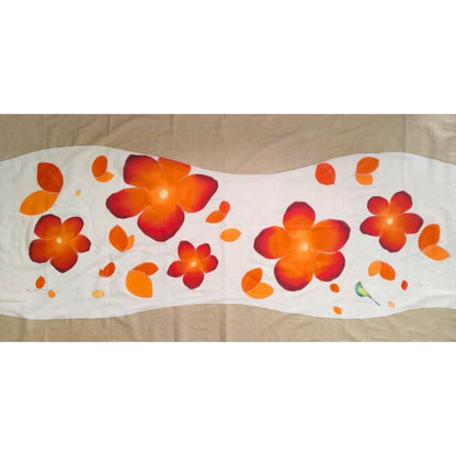 Paréo tahitien en voile de coton, peint à la main à Tahiti, motifs frangipaniers orange sur fond marron et blanc. Paréo artisanal traditionnel