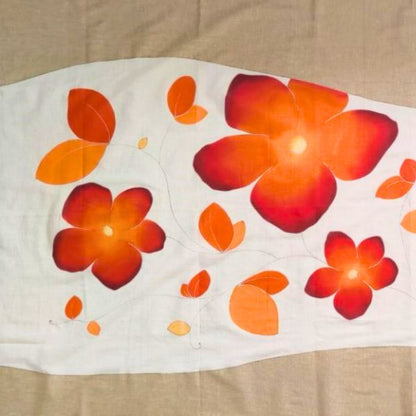 Paréo tahitien en voile de coton, peint à la main à Tahiti, motifs frangipaniers orange sur fond marron et blanc. Paréo artisanal traditionnel