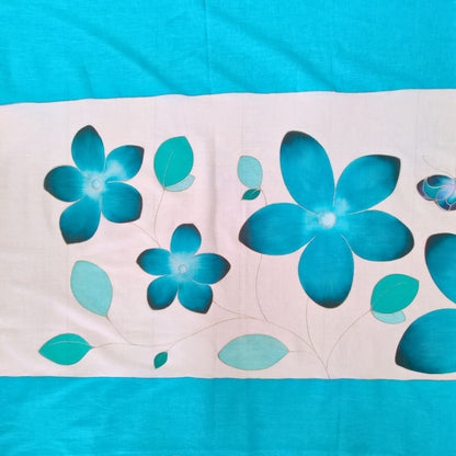 Paréo tahitien en voile de coton, peint à la main à Tahiti, motifs fleurs de tiaré turquoise et papillon sur fond blanc et bleu. Paréo artisanal traditionnel