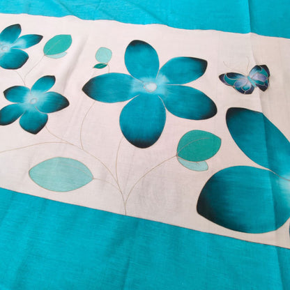 Paréo tahitien en voile de coton, peint à la main à Tahiti, motifs fleurs de tiaré turquoise et papillon sur fond blanc et bleu. Paréo artisanal traditionnel