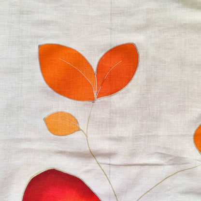 Paréo tahitien peint à la main, en voile de coton, motifs frangipaniers orange et rouge. Dimensions 120 X 113 cm - Un seul exemplaire
