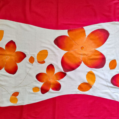 Paréo tahitien en voile de coton, détails des motifs frangipaniers orange et rouge. Dimensions 120 X 113 cm - Pièce unique