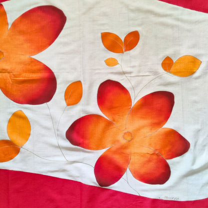 Paréo tahitien en voile de coton, gros plan sur les motifs frangipaniers orange et rouge. Dimensions 120 X 113 cm - Edition prémium - peint à la main