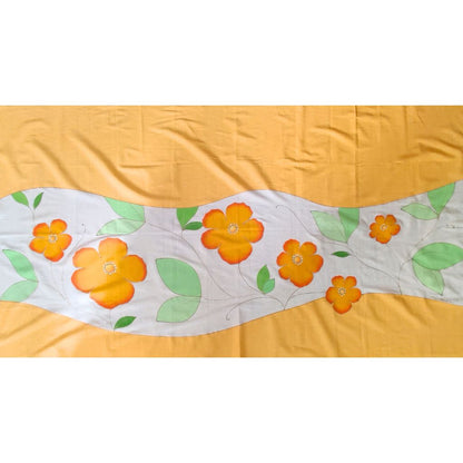 Paréo tahitien en voile de coton, peint à la main à Tahiti, motifs hibiscus orange sur fond blanc. Paréo artisanal traditionnel, exemplaire unique