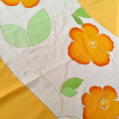Paréo tahitien en voile de coton, peint à la main à Tahiti, motifs hibiscus orange sur fond blanc. Paréo artisanal traditionnel