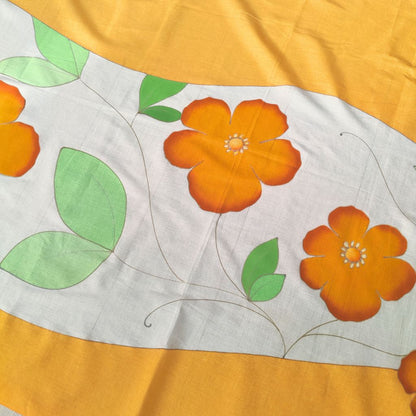 Paréo tahitien en voile de coton, peint à la main à Tahiti, motifs hibiscus orange sur fond blanc. Paréo artisanal traditionnel