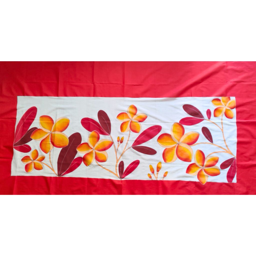Paréo tahitien en voile de coton, peint à la main à Tahiti, motifs frangipaniers orange sur fond rouge et blanc. Paréo artisanal traditionnel