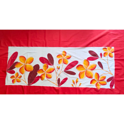 Paréo tahitien en voile de coton, peint à la main à Tahiti, motifs frangipaniers orange sur fond rouge et blanc. Paréo artisanal traditionnel