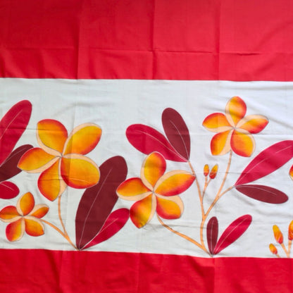 Paréo tahitien en voile de coton, peint à la main à Tahiti, motifs frangipaniers orange sur fond rouge et blanc. Paréo artisanal traditionnel