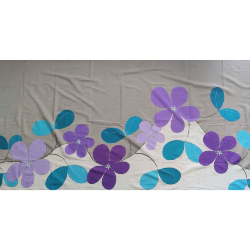 Paréo tahitien en voile de coton, peint à la main à Tahiti, motifs tiarés violet et bleu sur fond gris et blanc. Paréo artisanal traditionnel exemplaire unique