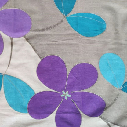 Paréo tahitien en voile de coton, peint à la main à Tahiti, motifs tiarés violet et bleu sur fond gris et blanc. Paréo artisanal traditionnel