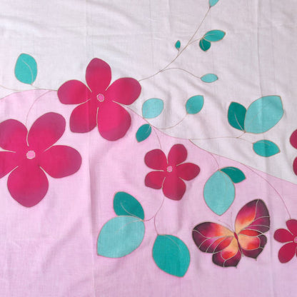 Paréo tahitien en voile de coton, peint à la main à Tahiti, motifs fleurs de tiaré rose et papillon sur fond blanc et rose pastel. Paréo artisanal traditionnel, exemplaire unique