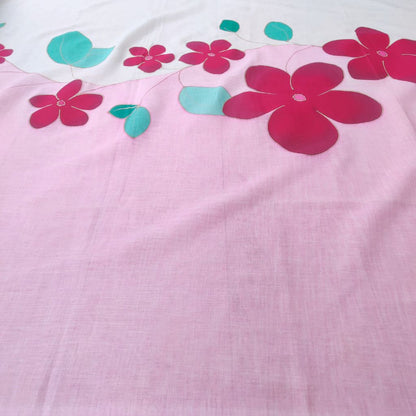Paréo tahitien en voile de coton, peint à la main à Tahiti, motifs fleurs de tiaré rose et papillon sur fond blanc et rose pastel. Artisanat polynésien. Exemplaire unique