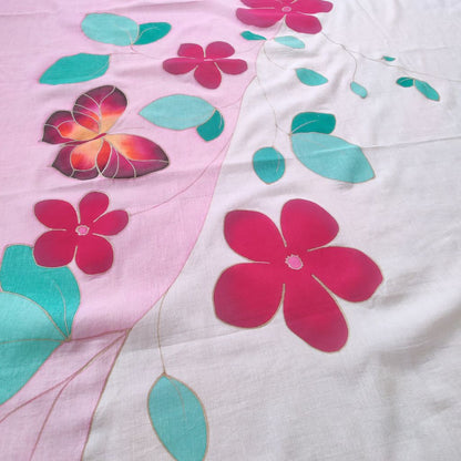 Paréo tahitien en voile de coton, peint à la main à Tahiti, motifs fleurs de tiaré rose et papillon sur fond blanc et rose pastel. Paréo artisanal traditionnel