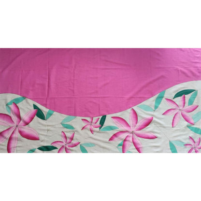 Paréo tahitien en voile de coton, peint à la main à Tahiti, motifs tiarés rose sur fond blanc. Paréo artisanal traditionnel