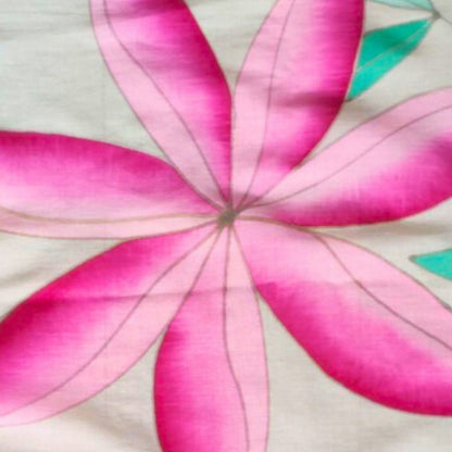 Zoom sur la tiaré rose du paréo tahitien en voile de coton, peint à la main à Tahiti. Paréo artisanal traditionnel unique