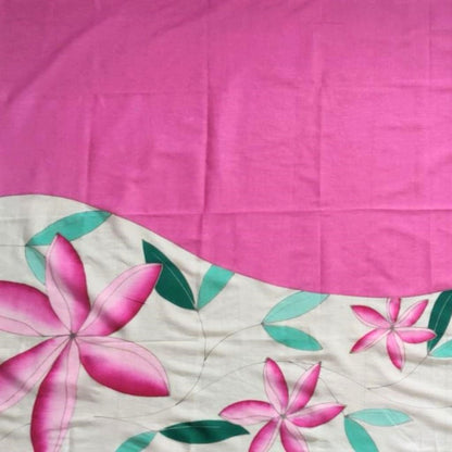 Paréo tahitien en voile de coton, peint à la main à Tahiti, motifs tiarés rose sur fond blanc. Paréo artisanal traditionnel