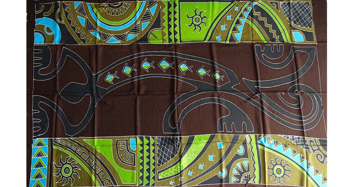Paréo polynésien en fibranne représentant un geckko margouillat stylisé et des motifs polynésiens colorés