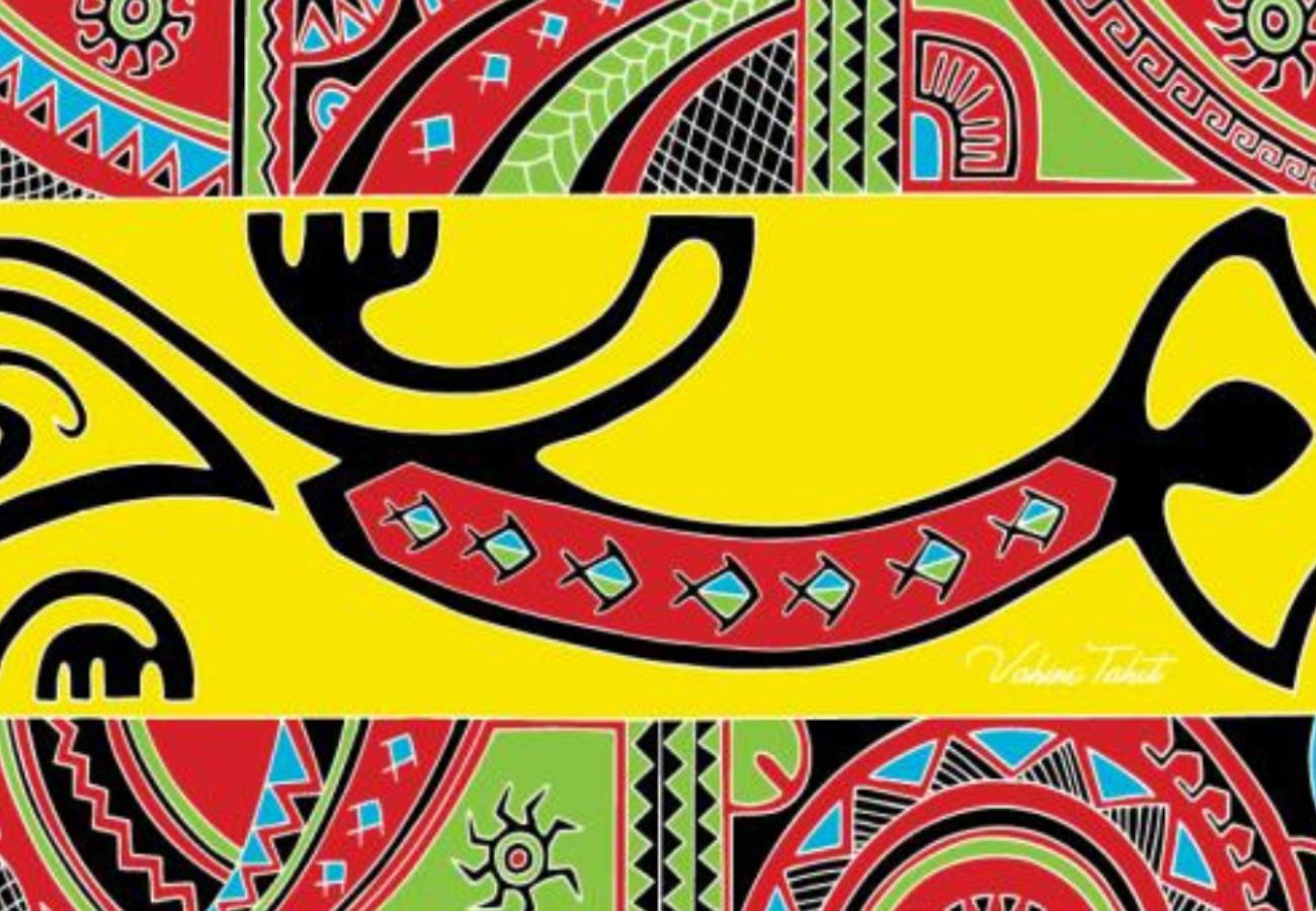 Paréo polynésien en fibranne représentant un geckko margouillat stylisé et des motifs polynésiens maohi colorés