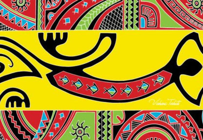 Paréo polynésien en fibranne représentant un geckko margouillat stylisé et des motifs polynésiens maohi colorés