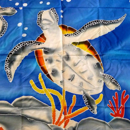 Détails du gand paréo polynésien tortues marines en fibranne, peint à la main. Léger et fluide 175 x 115 cm