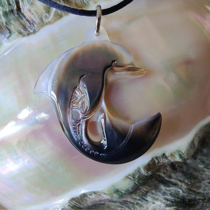 Pendentif Dauphin en nacre de tahiti. Bijou polynésien artisanal aux reflets naturels monté sur lien ajustable