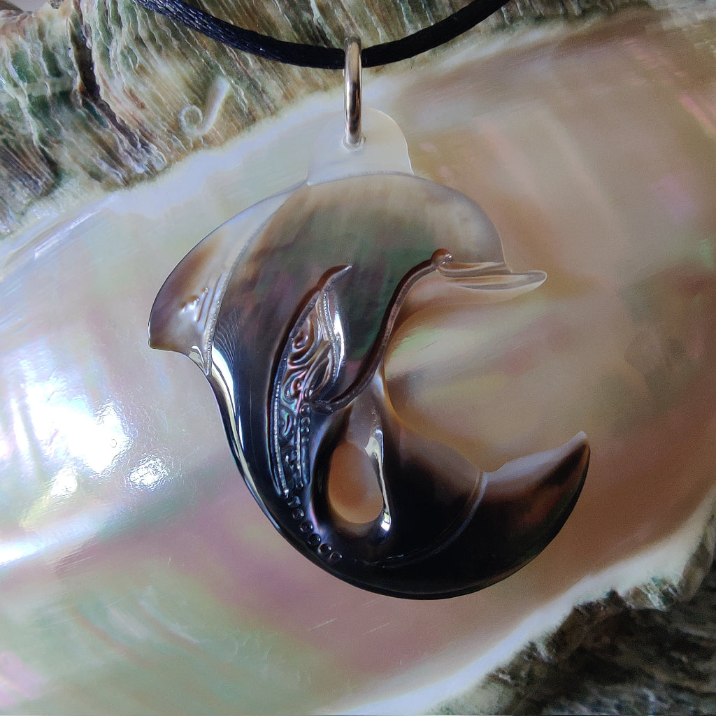 Pendentif Dauphin en nacre gravée de Tahiti