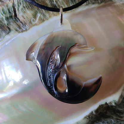 Pendentif Dauphin en nacre gravée de tahiti. Bijou polynésien artisanal aux reflets naturels irisés