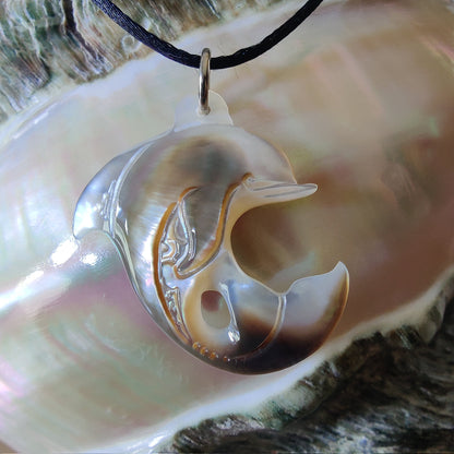 Pendentif Dauphin en nacre gravée de tahiti. Bijou polynésien artisanal aux reflets naturels, monté sur lien noir ajustable